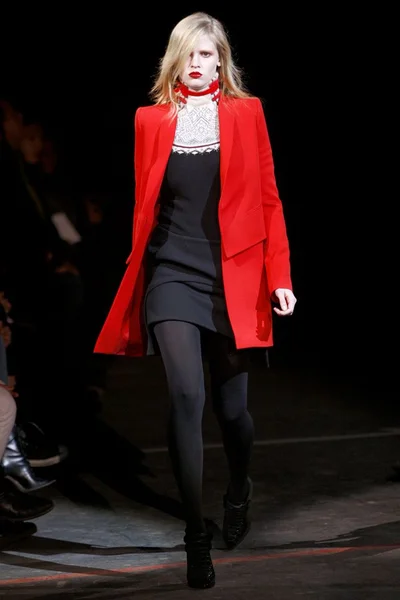 Look 16